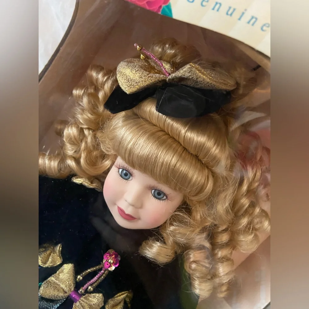 NWOT Victorian Rose Stunning Porcelain Doll Adorned w/Elegant Clothing & Boxing🎄